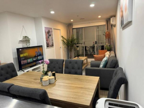 Stunning 3 bd - 2 bth city apt - Pool & Carpark